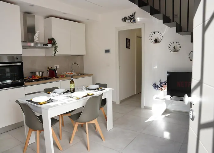 Ficuriniashouse-cozy Flat With Parking 別荘